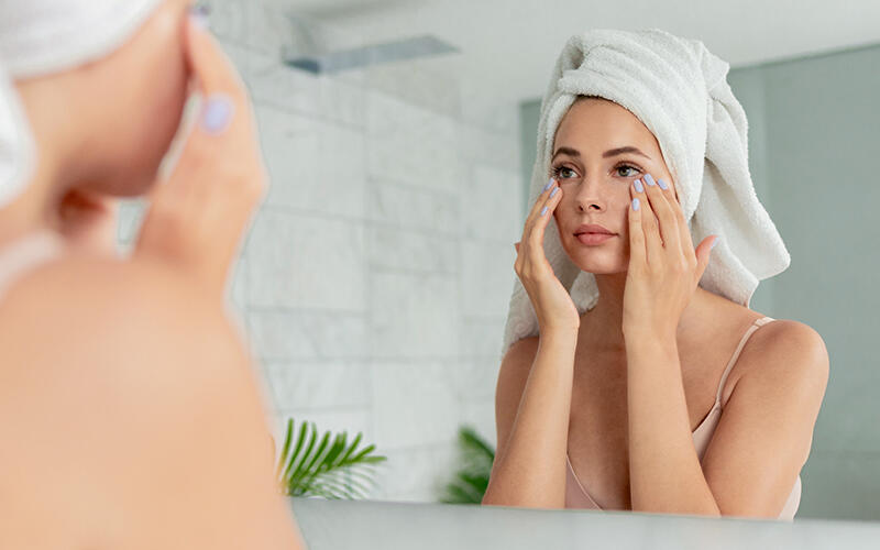 Augenpflege wird rund um die Augen aufgetragen und dann mit den Fingerkuppen der Ringfinger sanft eingeklopft.