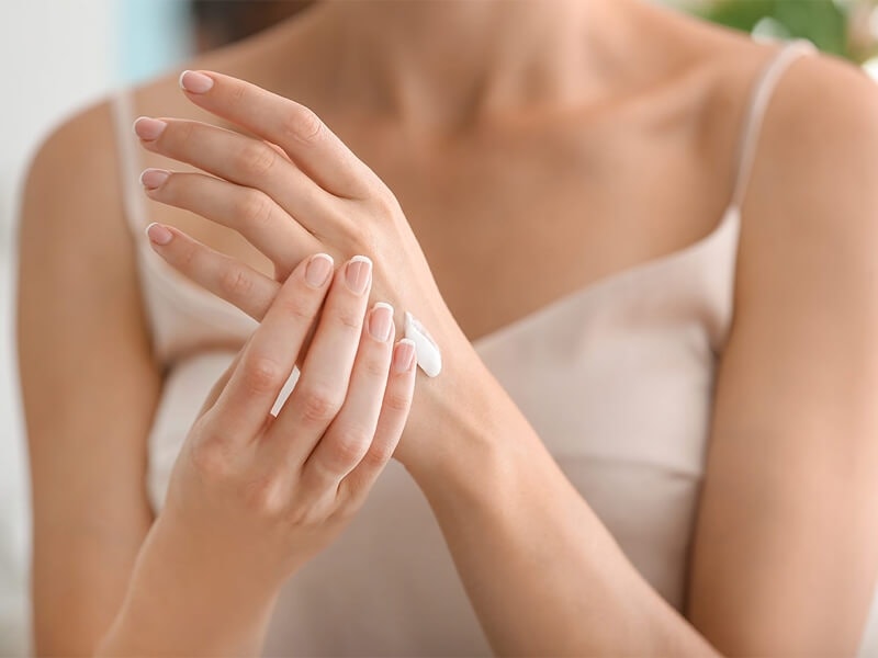 Bei trockenen Händen ist der Gehalt an Feuchtigkeit und Fett der Haut vermindert